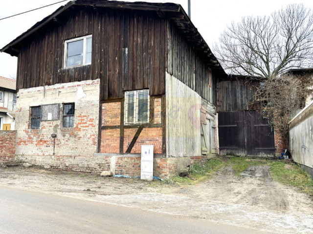 Grunt rolny zabudowany z garażami w Skolwinie.